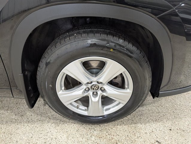 Used 2021 Toyota Highlander LE AWD/4WD image 12