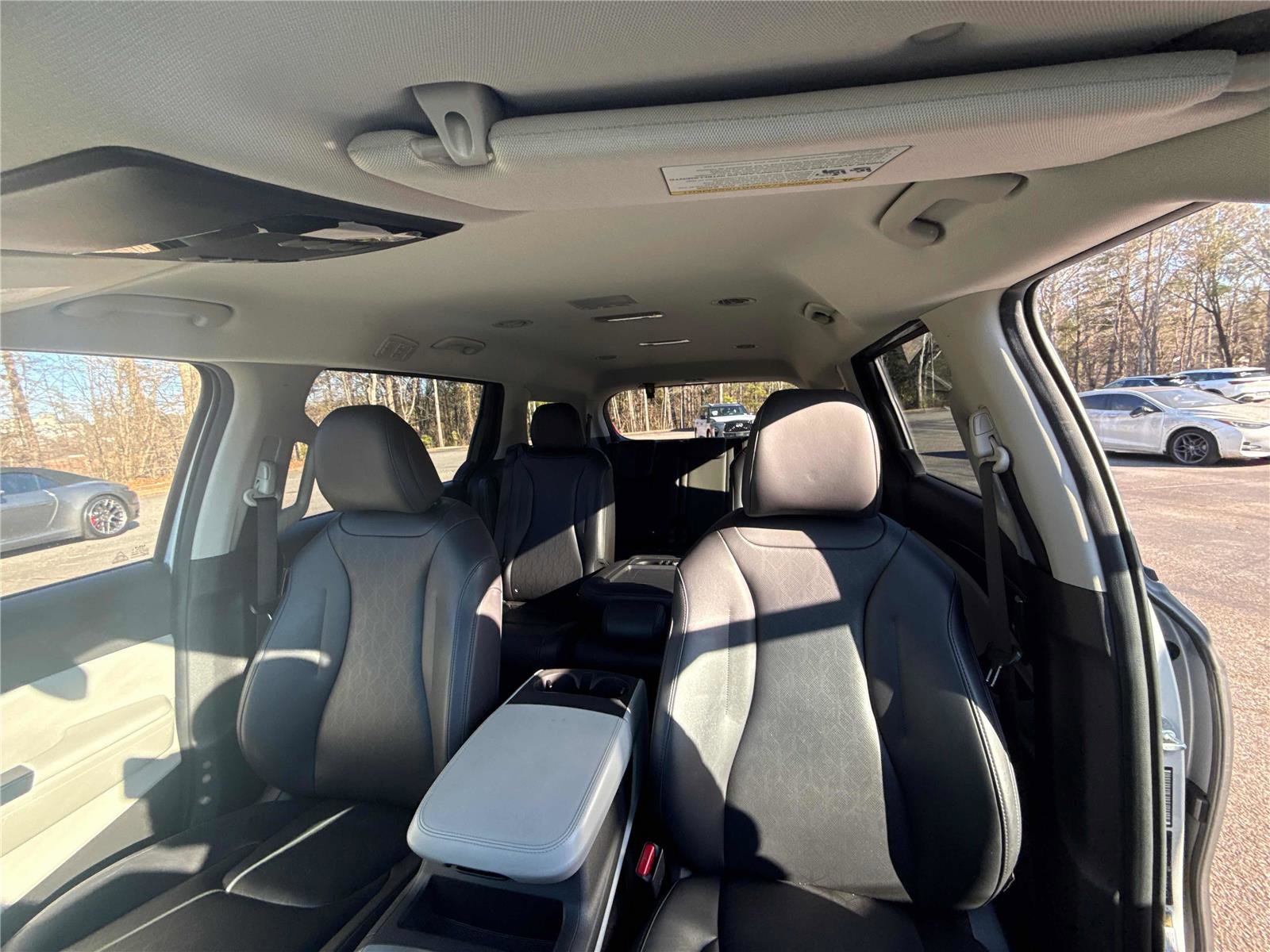 Used 2023 Kia Carnival LX image 23