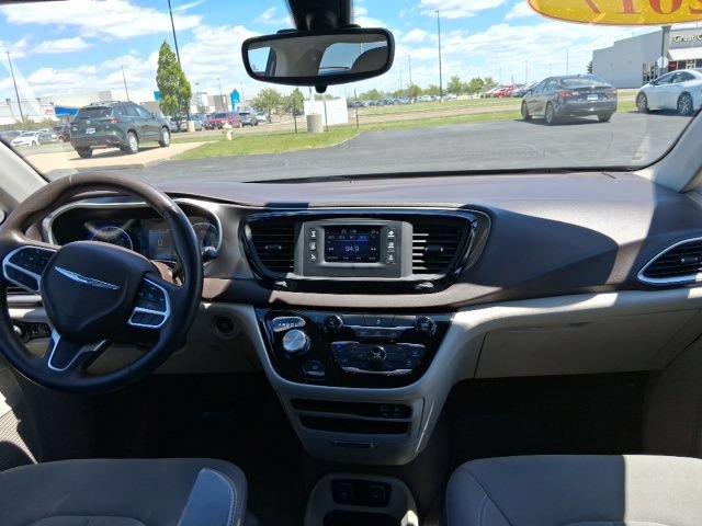 Used 2017 Chrysler Pacifica Touring FWD image 10