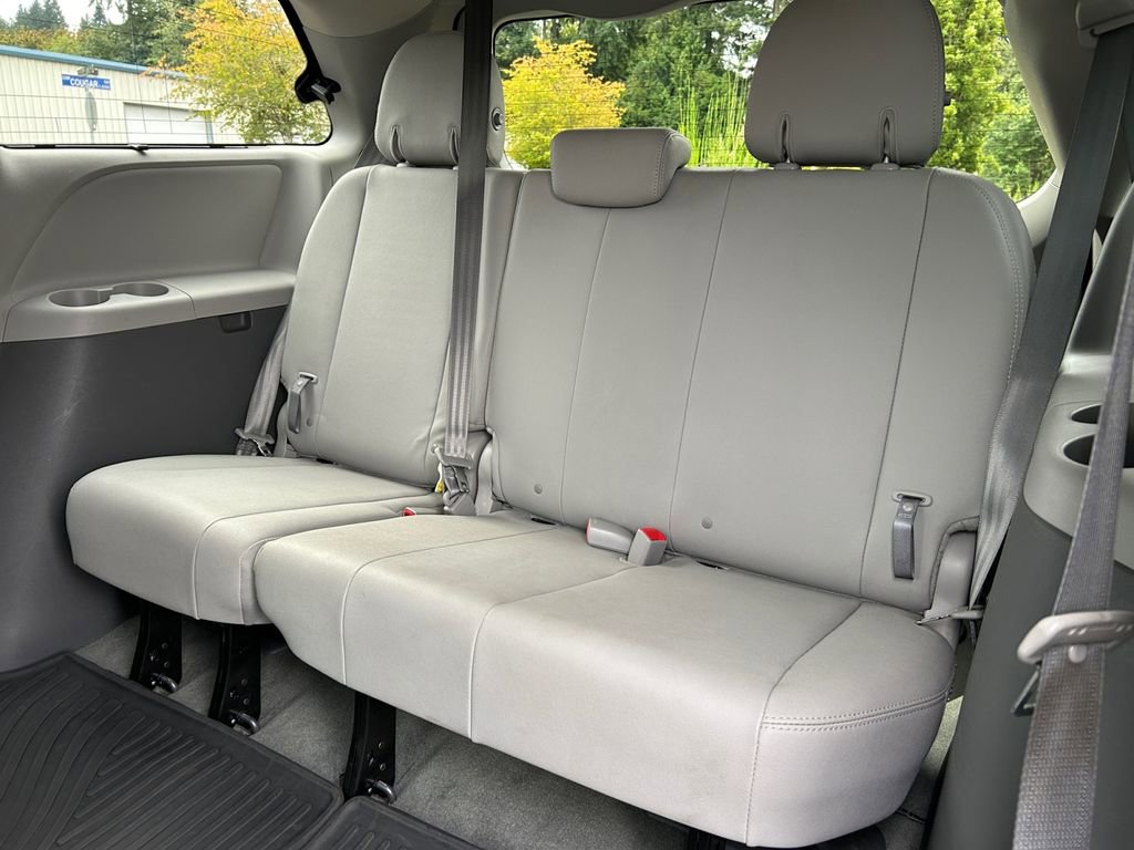 Used 2017 Toyota Sienna XLE Premium image 35
