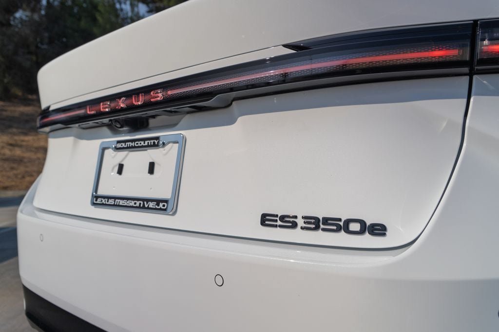 New 2026 Lexus ES 350e FWD image 10