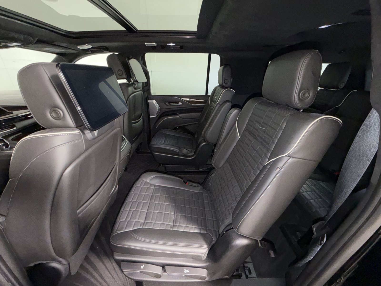 Used 2022 Cadillac Escalade ESV Sport Platinum w/ LPO, ONYX Package AWD/4WD image 25