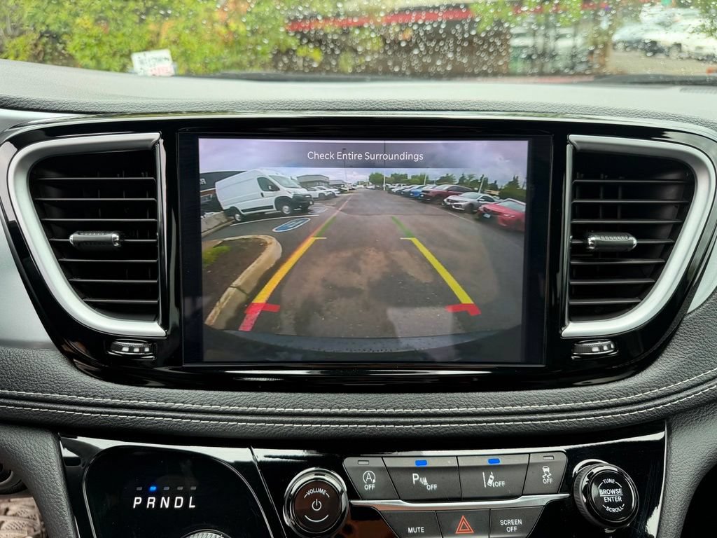 Used 2025 Chrysler Pacifica Limited FWD image 23