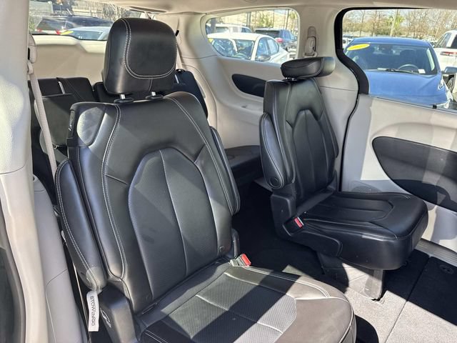 Used 2023 Chrysler Pacifica Touring-L FWD image 9