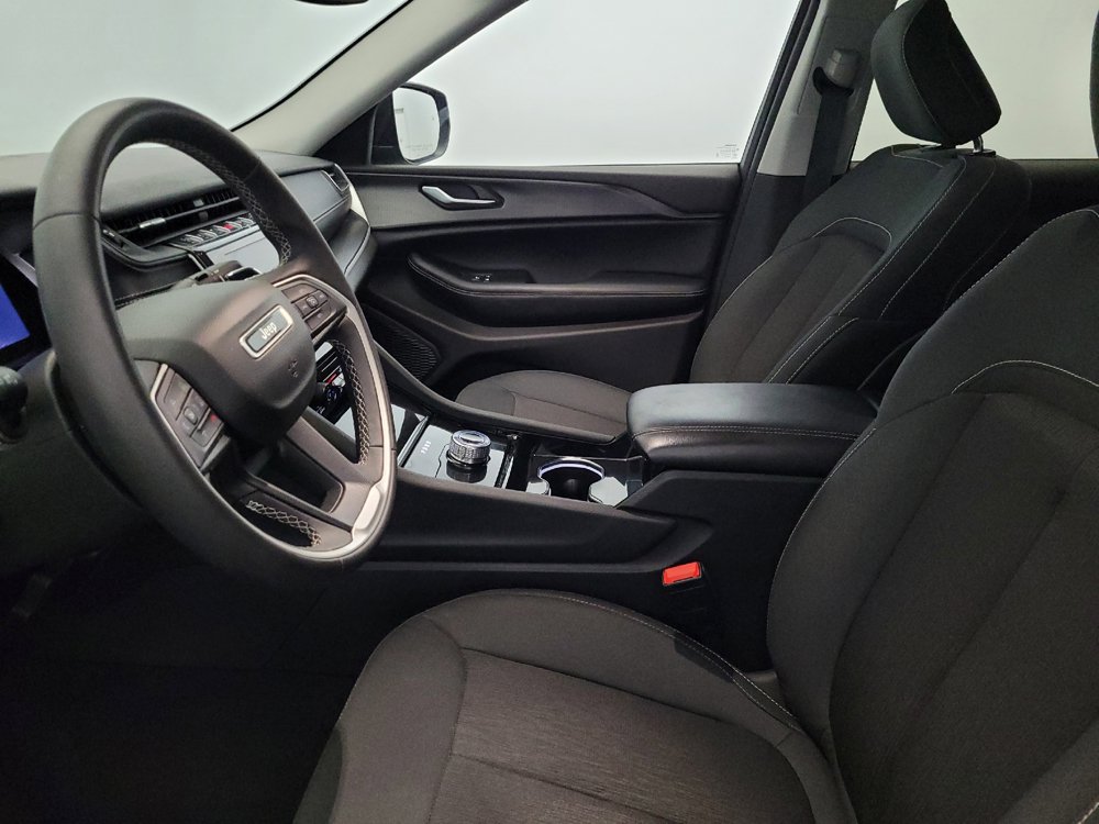 Used 2023 Jeep Grand Cherokee Laredo AWD/4WD image 17