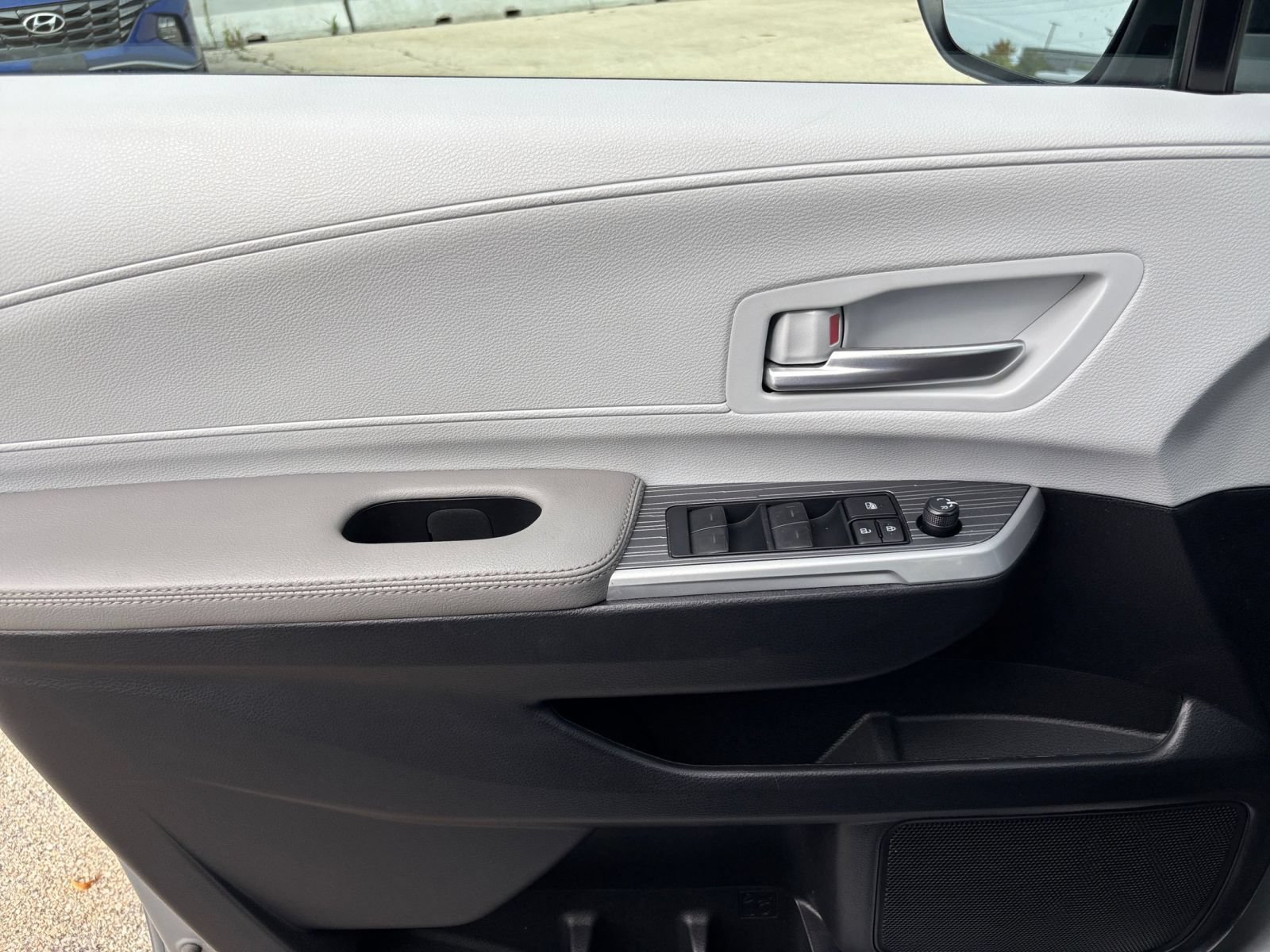Used 2025 Toyota Sienna XLE FWD image 18