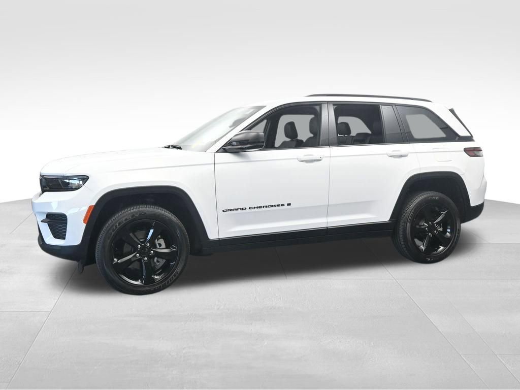 Used 2025 Jeep Grand Cherokee Altitude image 2