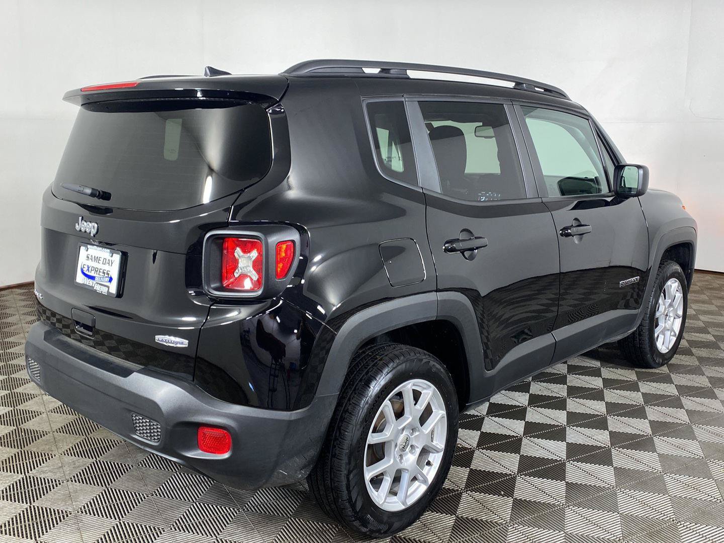 Used 2022 Jeep Renegade Latitude w/ Convenience Group AWD/4WD image 4