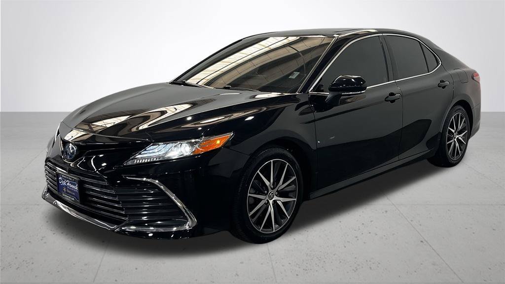 Used 2022 Toyota Camry XLE w/ Navigation Upgrade Package FWD image 2