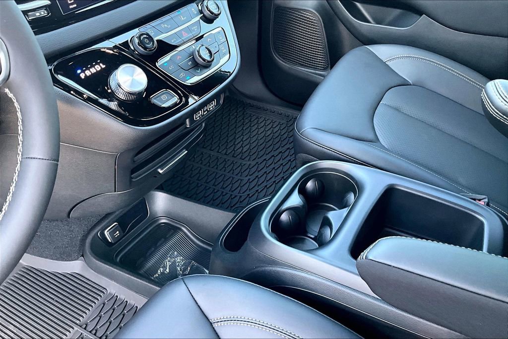 New 2025 Chrysler Voyager LX FWD image 7