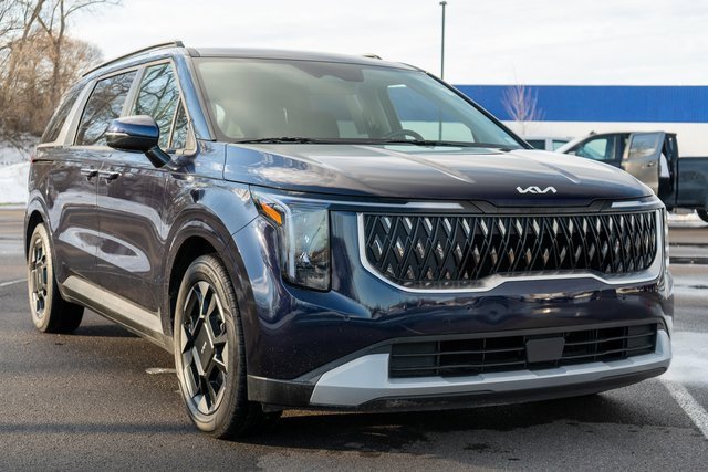 Used 2025 Kia Carnival EX image 4