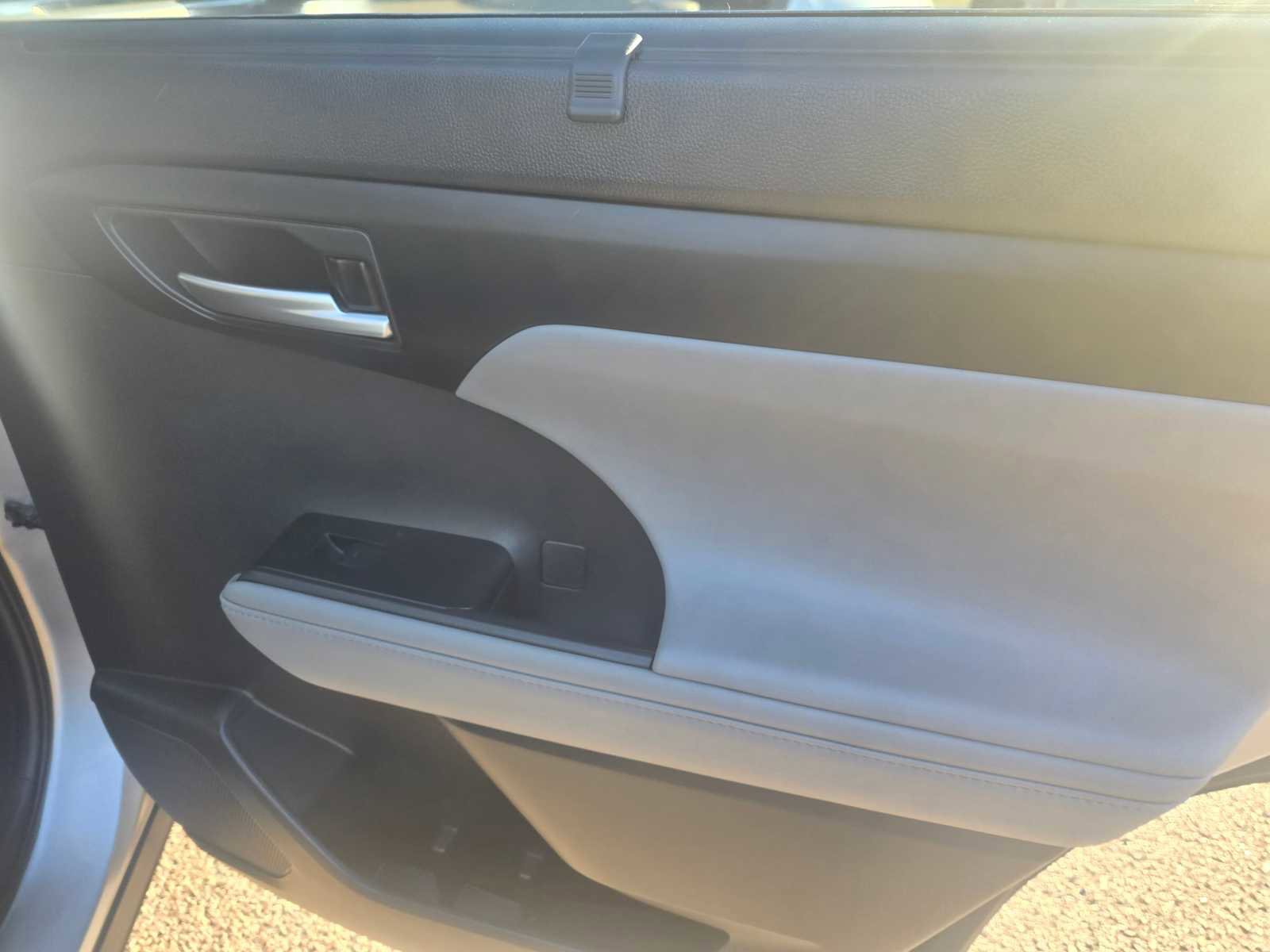 Used 2021 Toyota Highlander XLE image 13