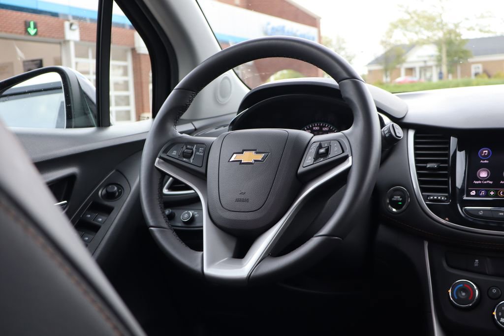 Used 2022 Chevrolet Trax LT w/ Premium Seat Package AWD/4WD image 39