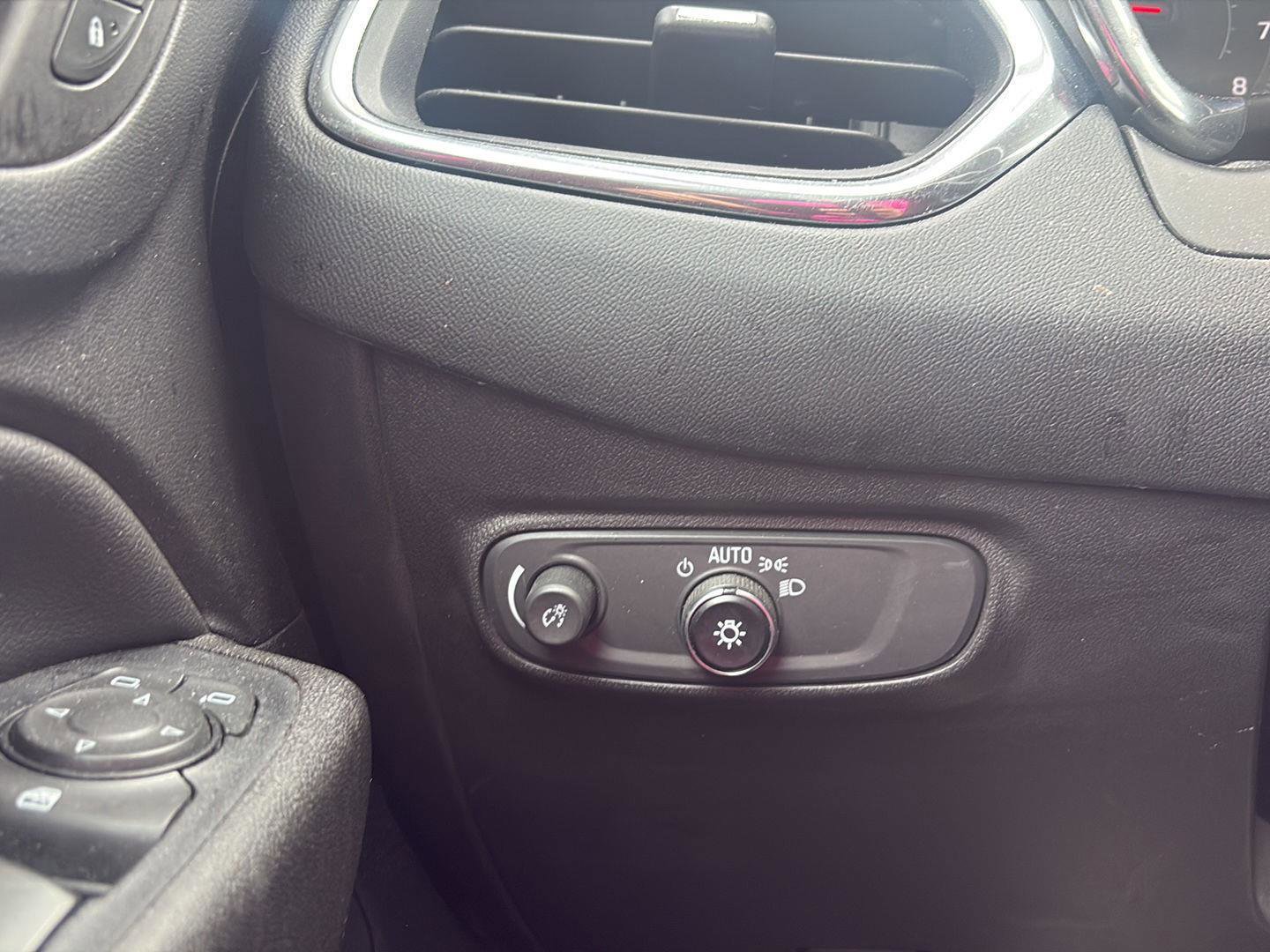 Used 2019 Chevrolet Equinox LT w/ Driver Convenience Package image 20