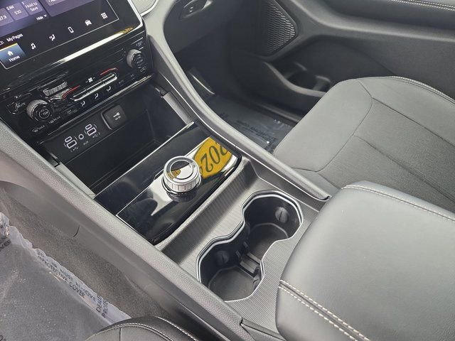 Used 2024 Jeep Grand Cherokee Laredo X image 27