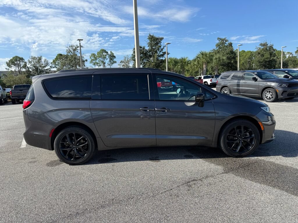 Used 2023 Chrysler Pacifica Limited w/ S Appearance Package AWD/4WD image 2