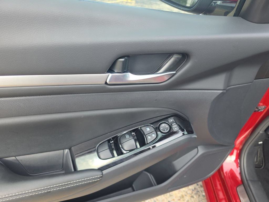 Used 2025 Nissan Altima 2.5 SL FWD image 15