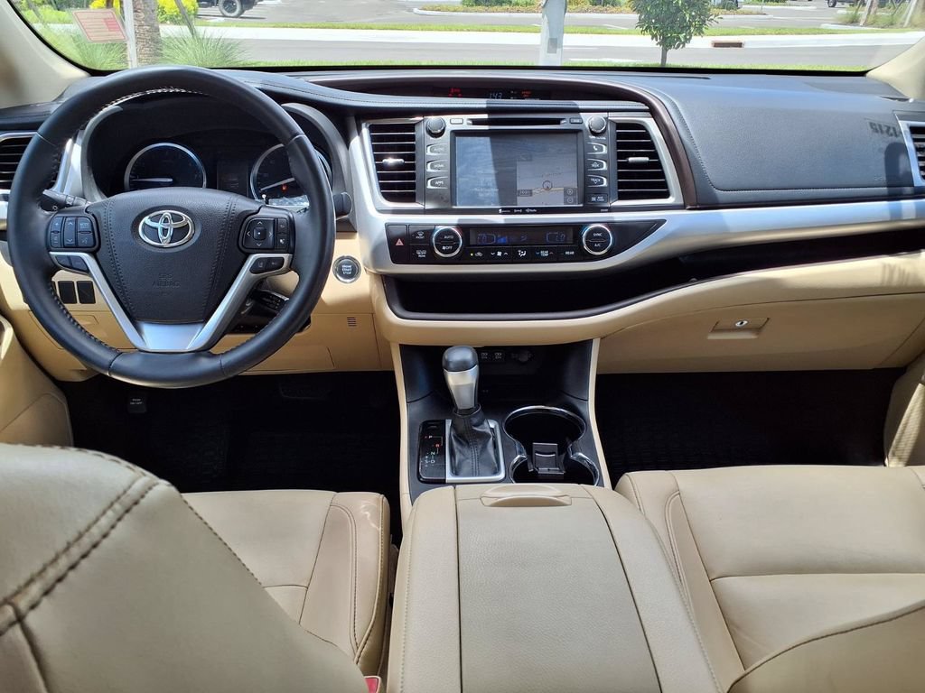Used 2019 Toyota Highlander XLE FWD image 17