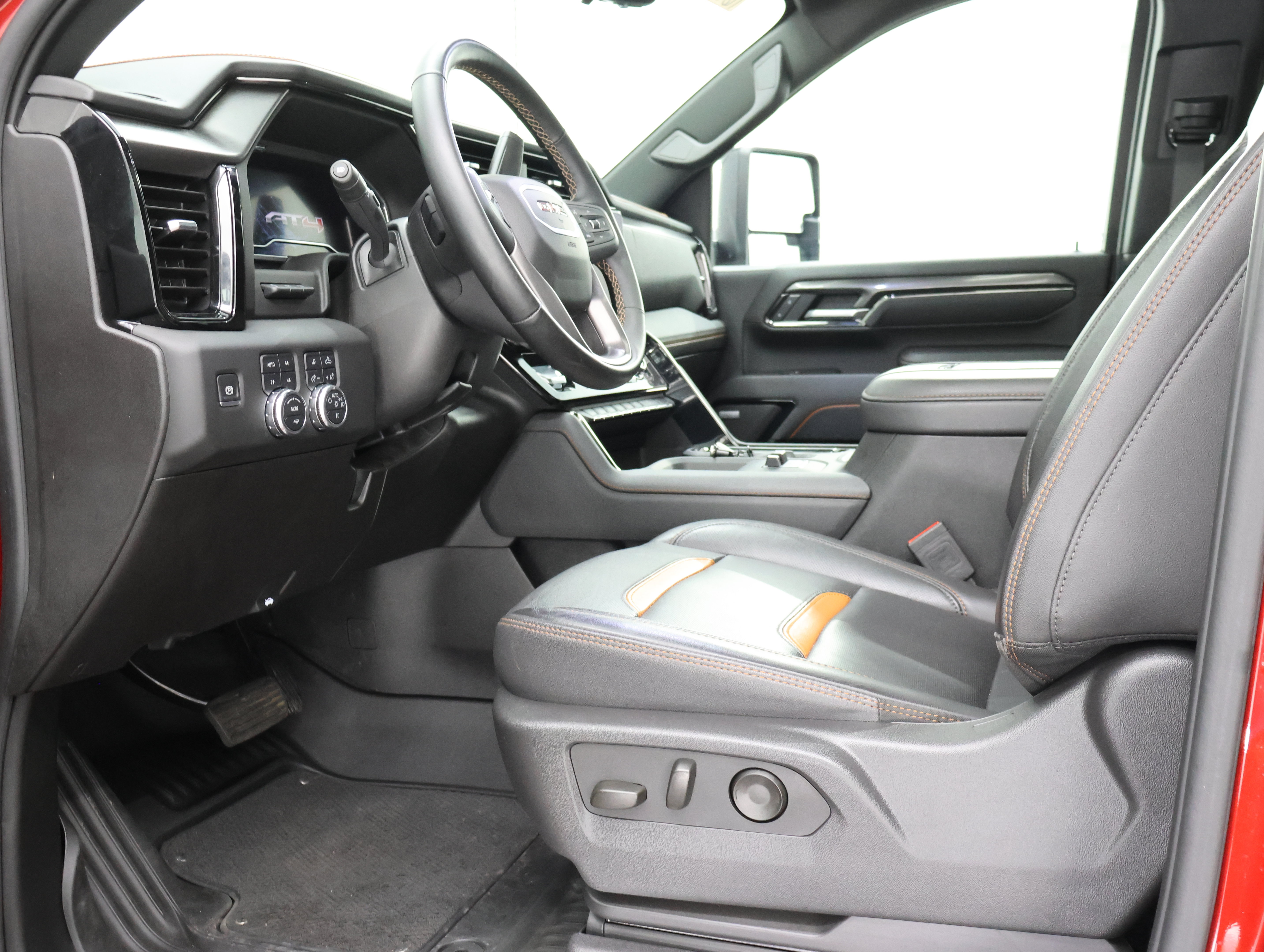 Used 2025 GMC Sierra 2500 AT4 w/ AT4 Premium Plus Package AWD/4WD image 8