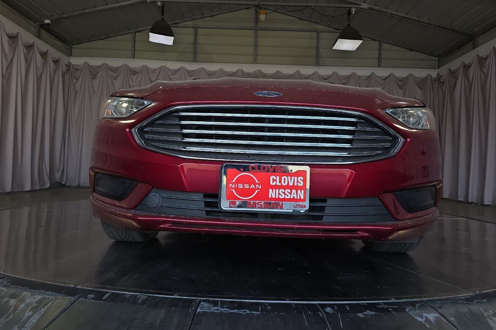 Used 2017 Ford Fusion SE w/ Fusion SE Technology Package FWD image 11