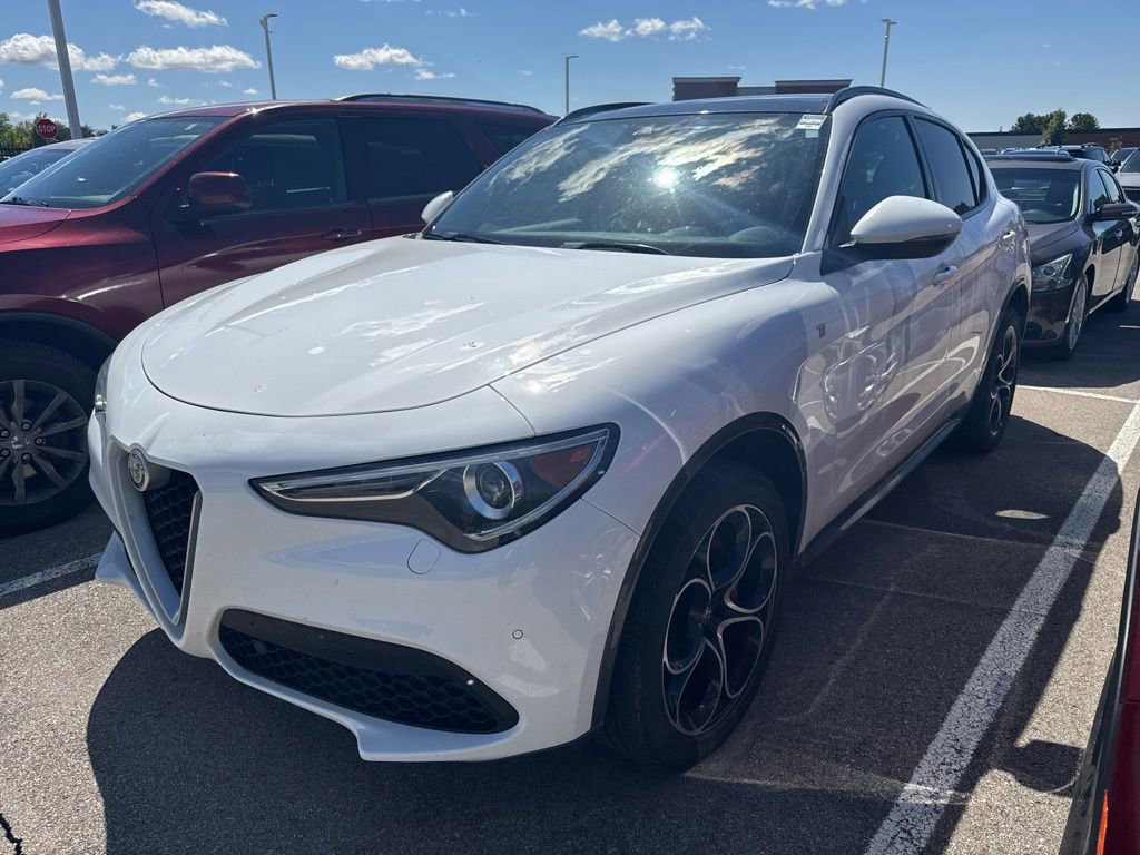 Used 2023 Alfa Romeo Stelvio Ti AWD/4WD image 3