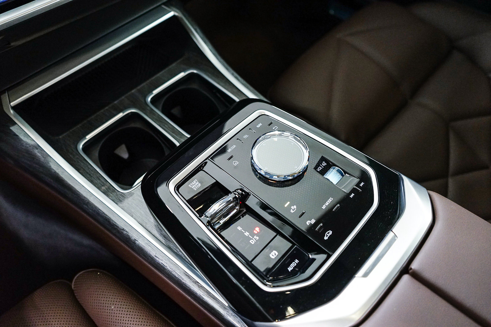 Used 2025 BMW 740i w/ Premium Package RWD image 24
