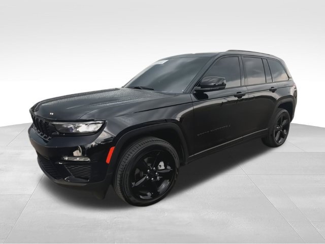 Used 2024 Jeep Grand Cherokee Limited w/ Black Appearance Package AWD/4WD image 4