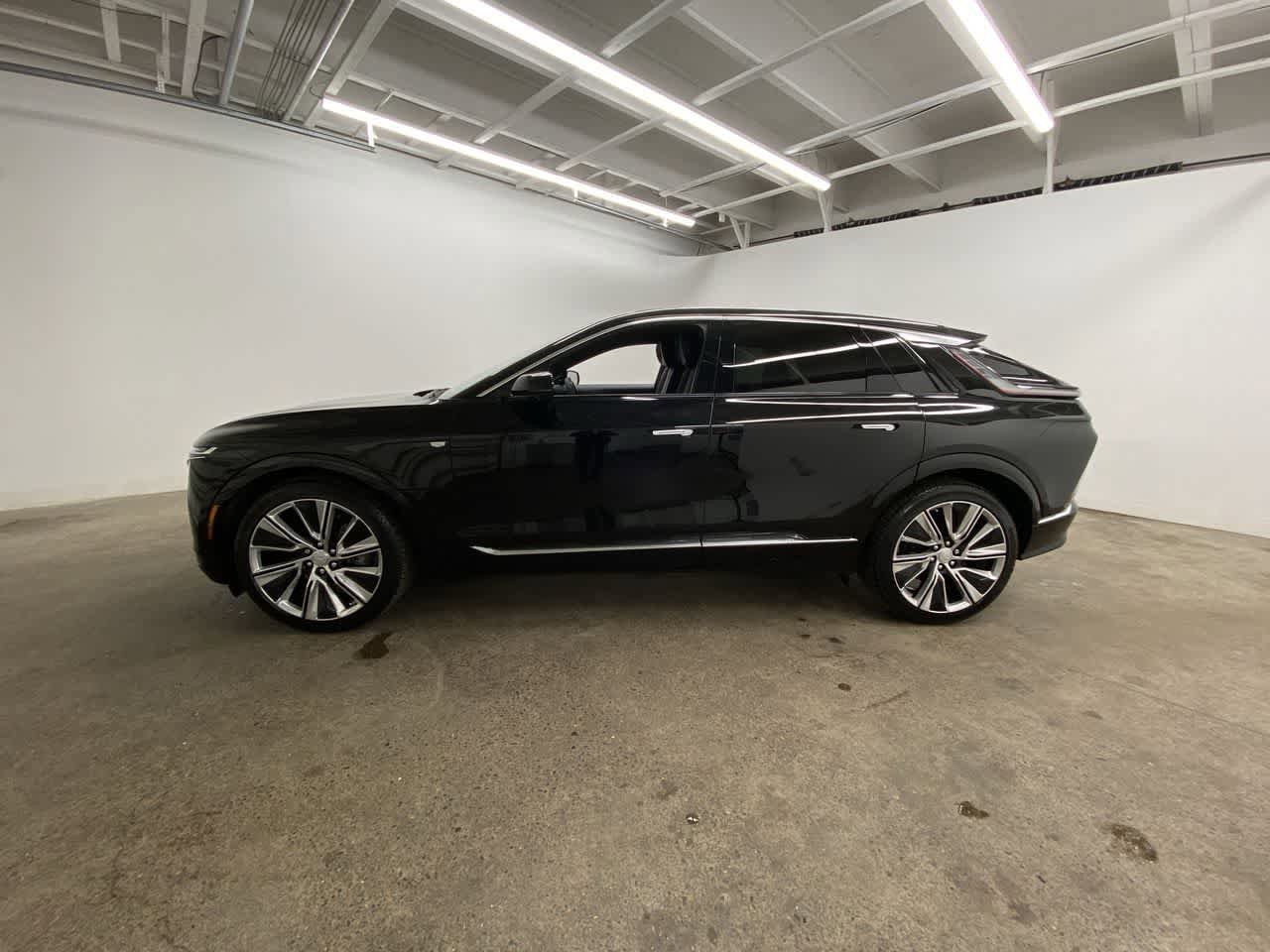 Used 2024 Cadillac Lyriq Luxury AWD/4WD image 3