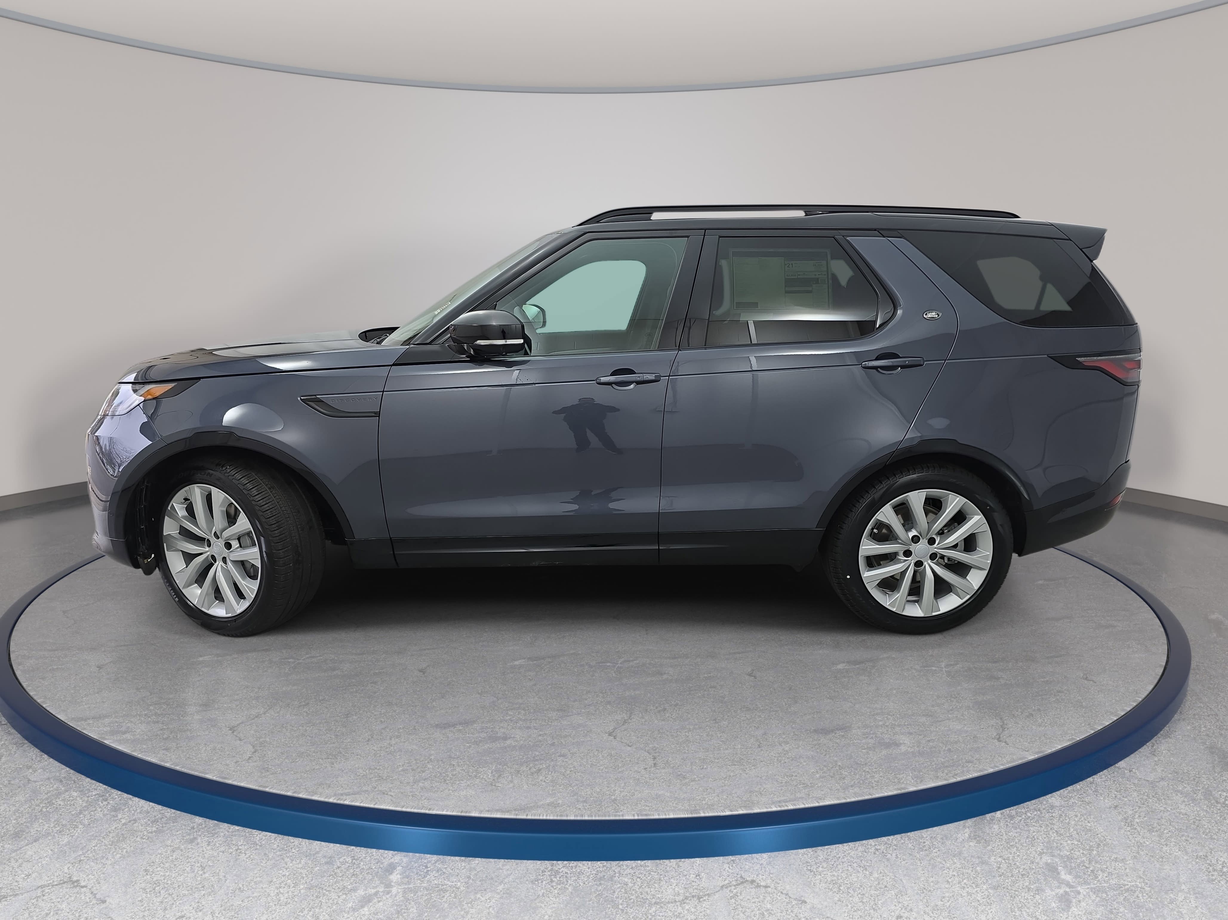 New 2026 Land Rover Discovery Dynamic SE image 8