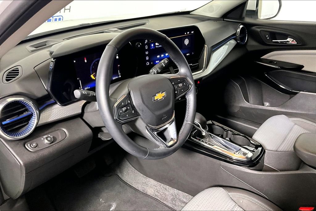 Used 2025 Chevrolet Trax LT w/ LT Convenience Package image 10