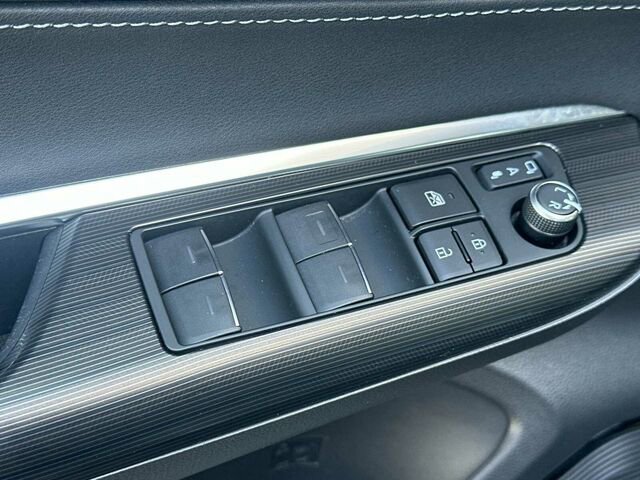 Used 2021 Toyota Venza XLE w/ Carpet Mat Package (TMS) image 14