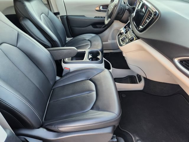 Used 2024 Chrysler Pacifica Touring-L FWD image 11
