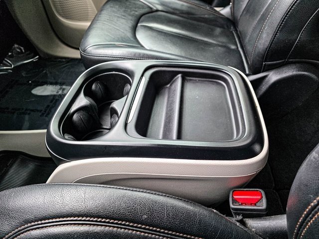 Used 2020 Chrysler Pacifica Touring-L image 16