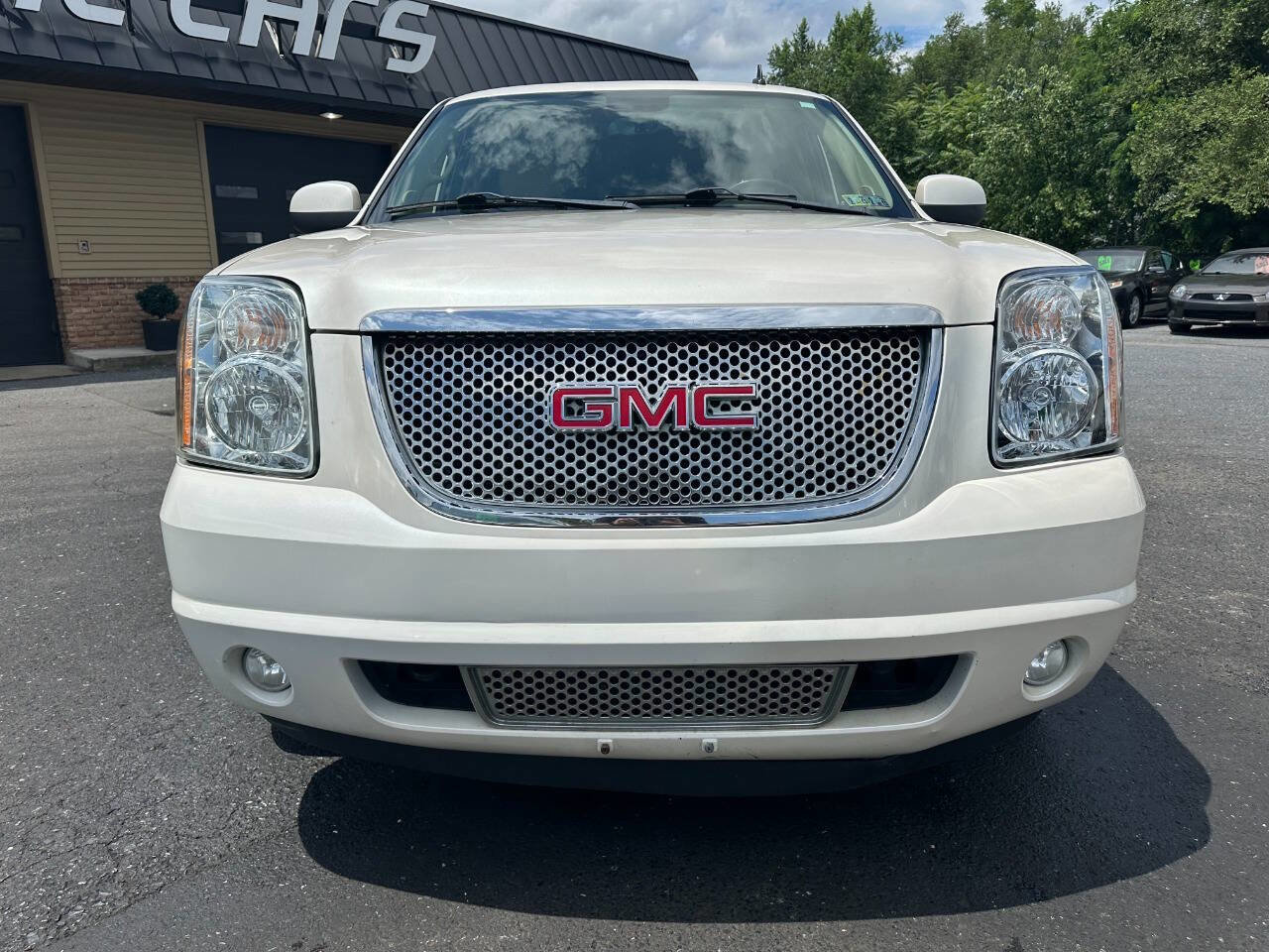 Used 2011 GMC Yukon XL Denali AWD/4WD image 2