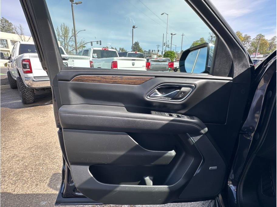 Used 2023 Chevrolet Suburban Premier image 16