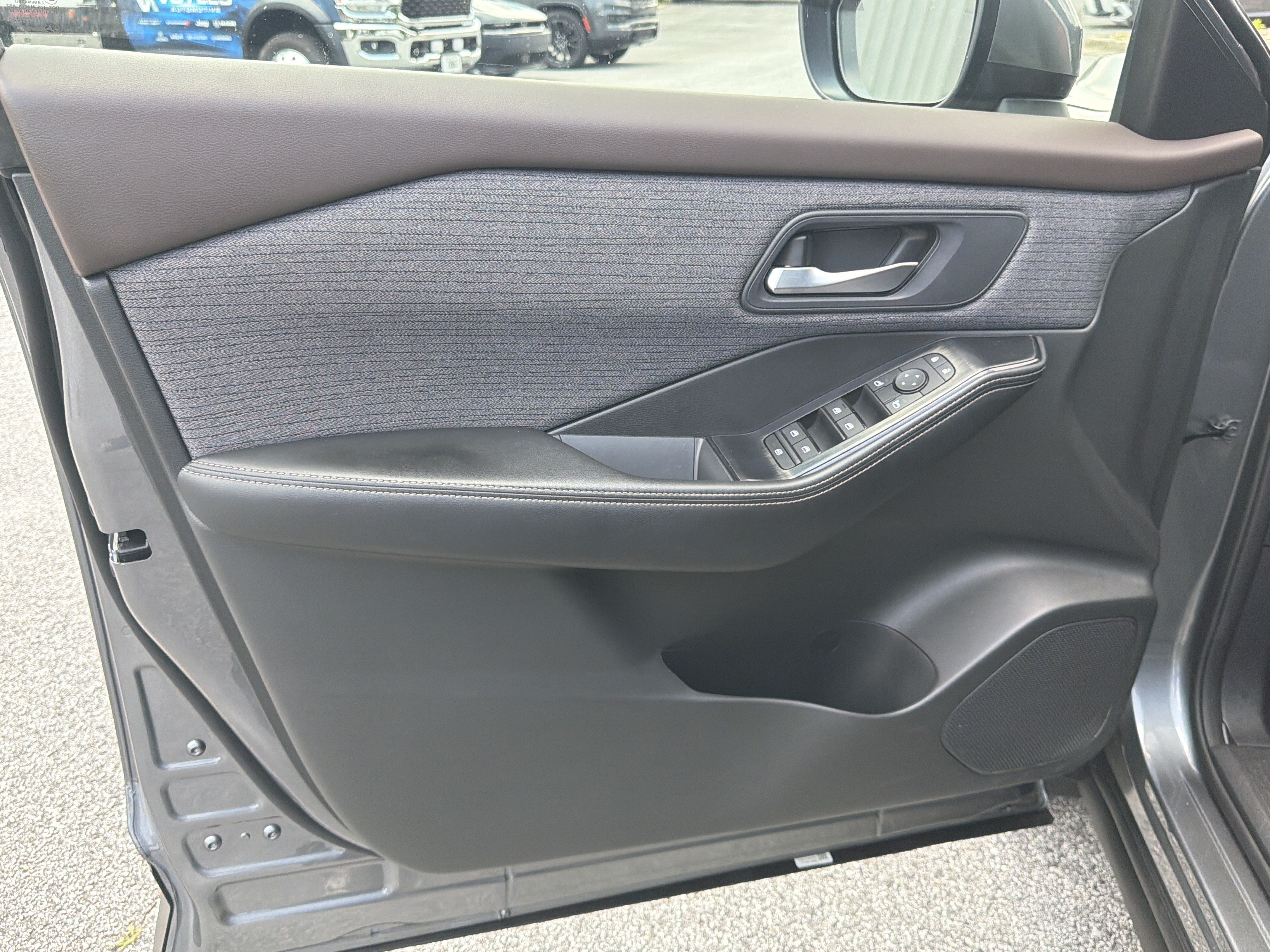 Used 2023 Nissan Rogue SV AWD/4WD image 12