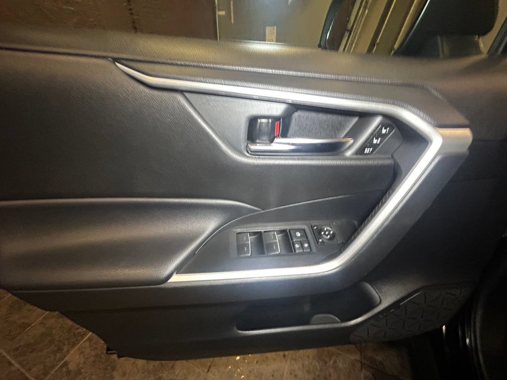 Used 2022 Toyota RAV4 XLE Premium AWD/4WD image 22