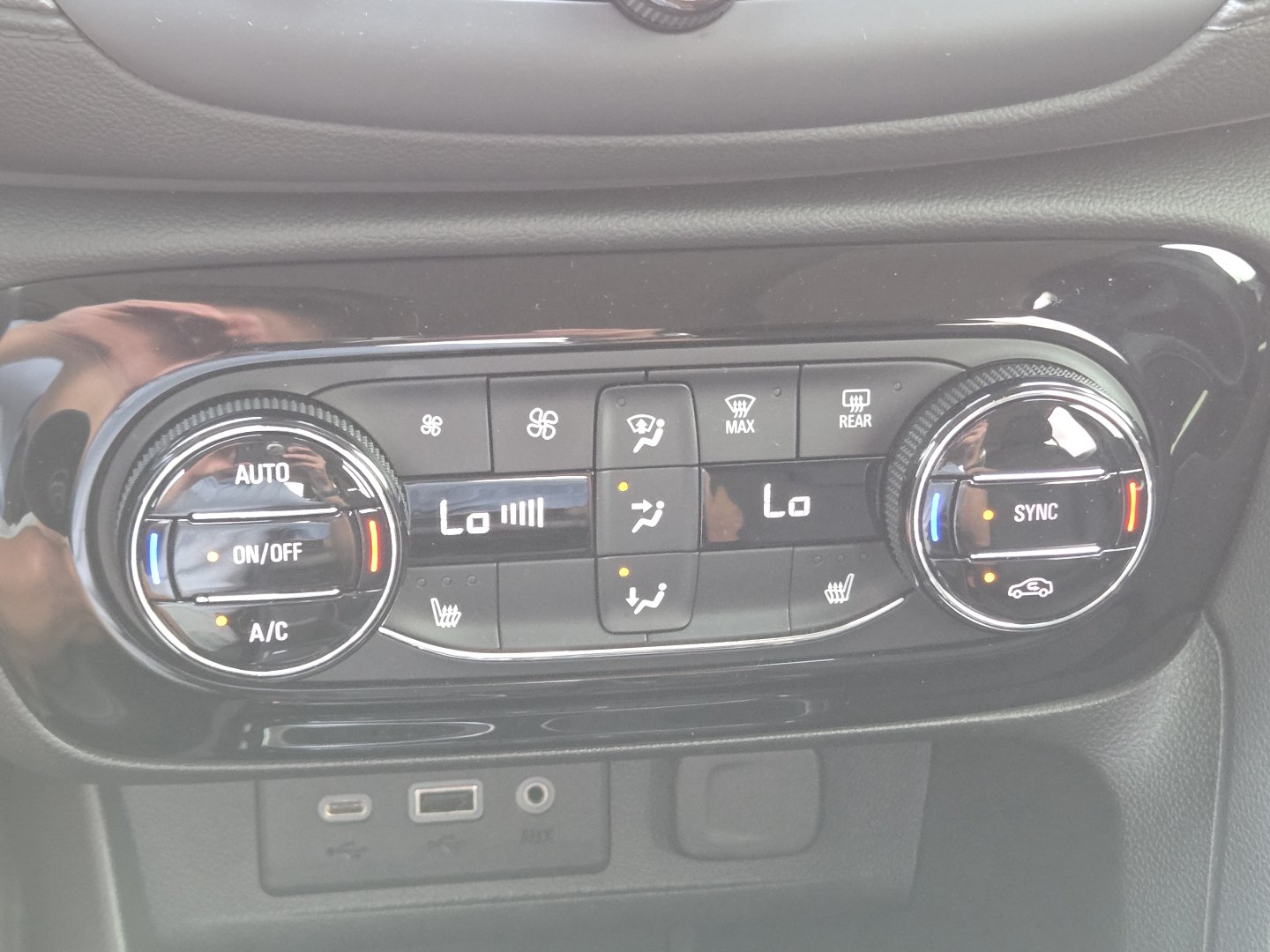 Used 2022 Buick Encore GX Essence w/ Experience Buick Package FWD image 31