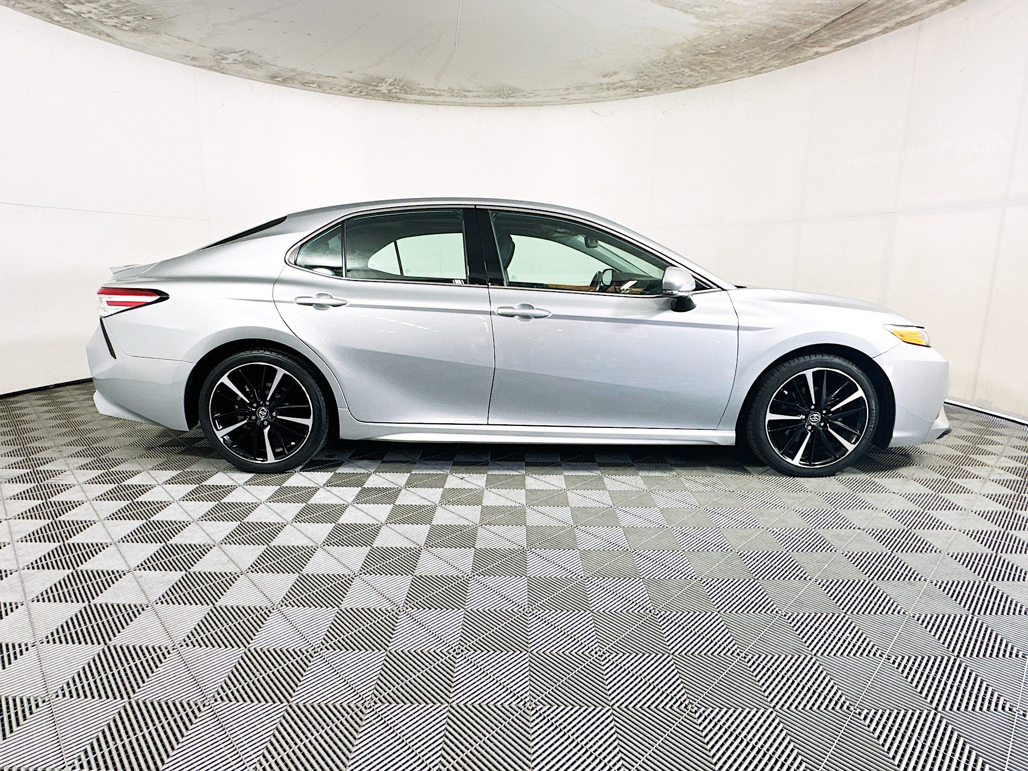 Used 2020 Toyota Camry XSE FWD image 2