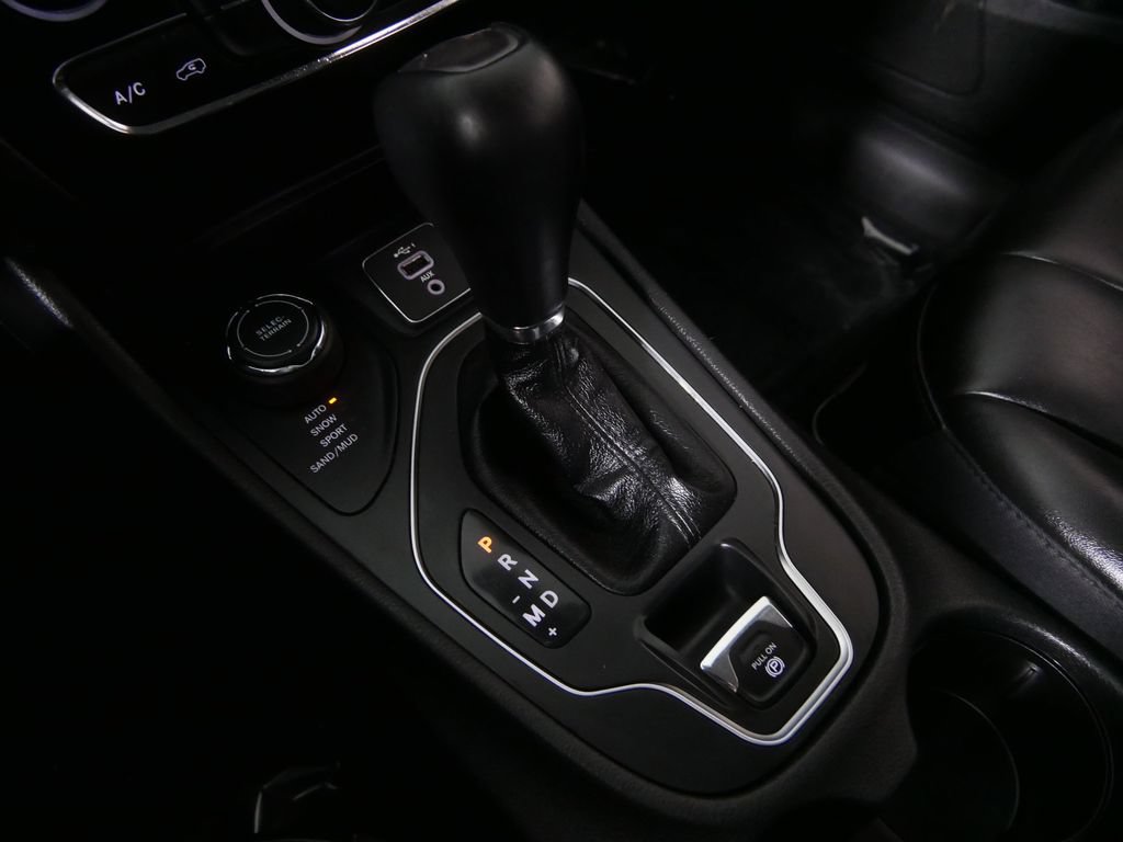 Used 2020 Jeep Cherokee Latitude Plus AWD/4WD image 26