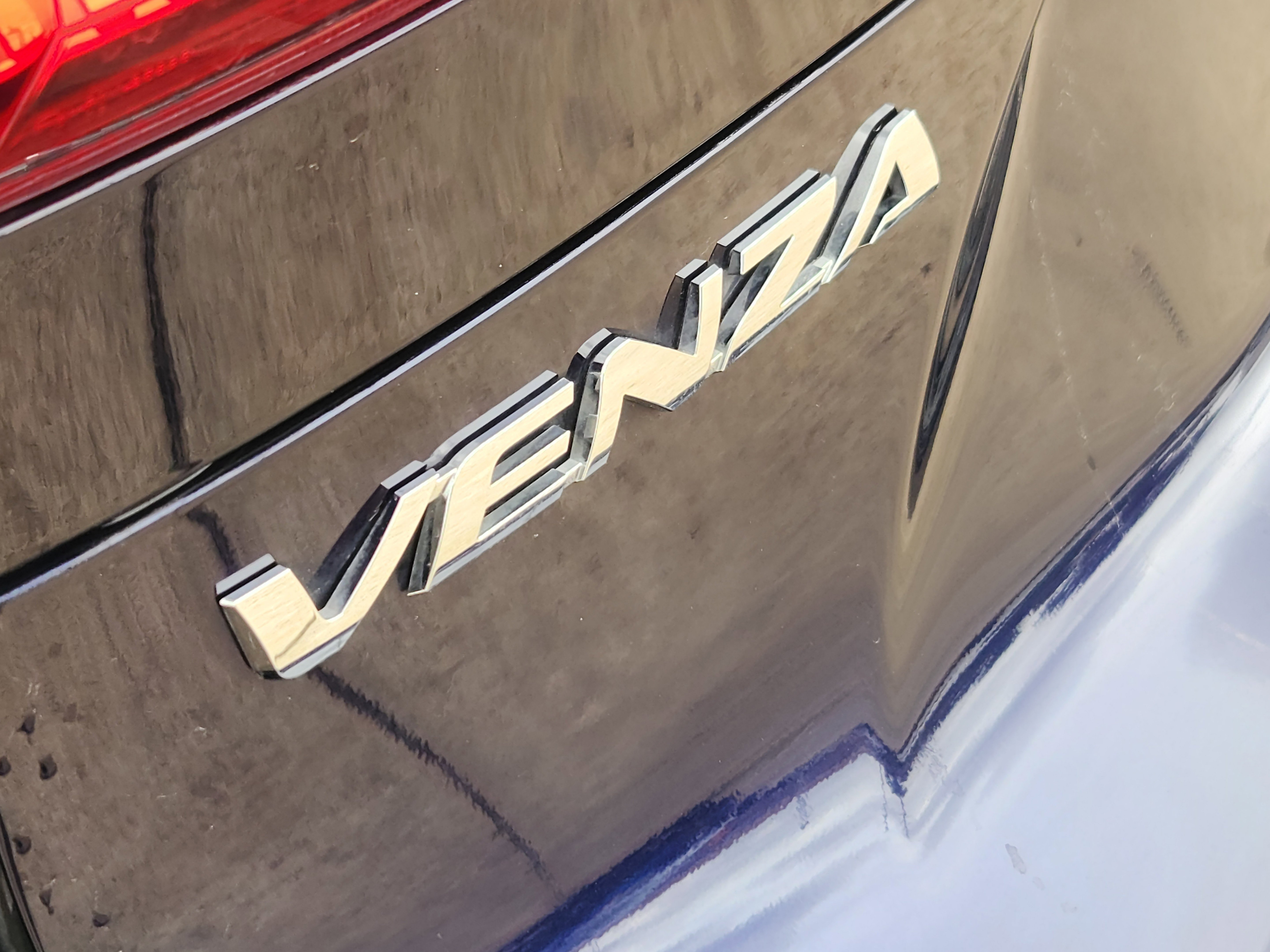 Used 2022 Toyota Venza XLE image 8