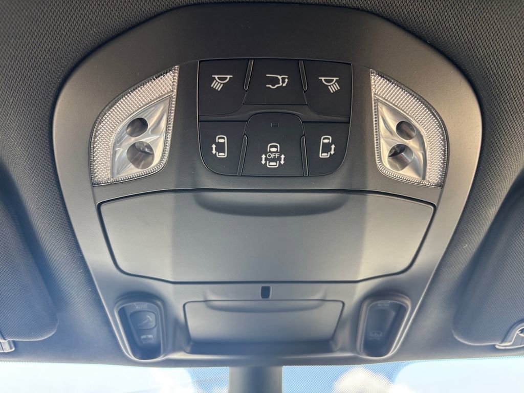 Used 2025 Chrysler Pacifica Limited FWD image 22