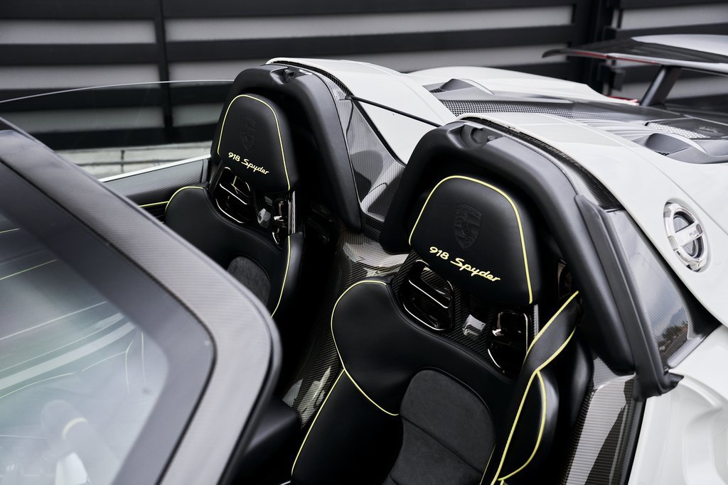 Used 2015 Porsche 918 Spyder image 25