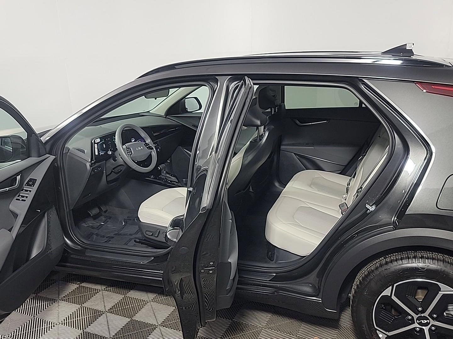 Used 2025 Kia Niro EX image 16