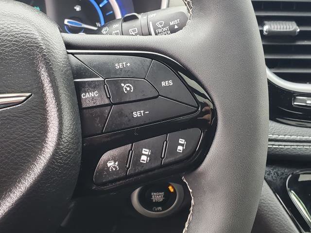 Used 2024 Chrysler Pacifica Premium image 14