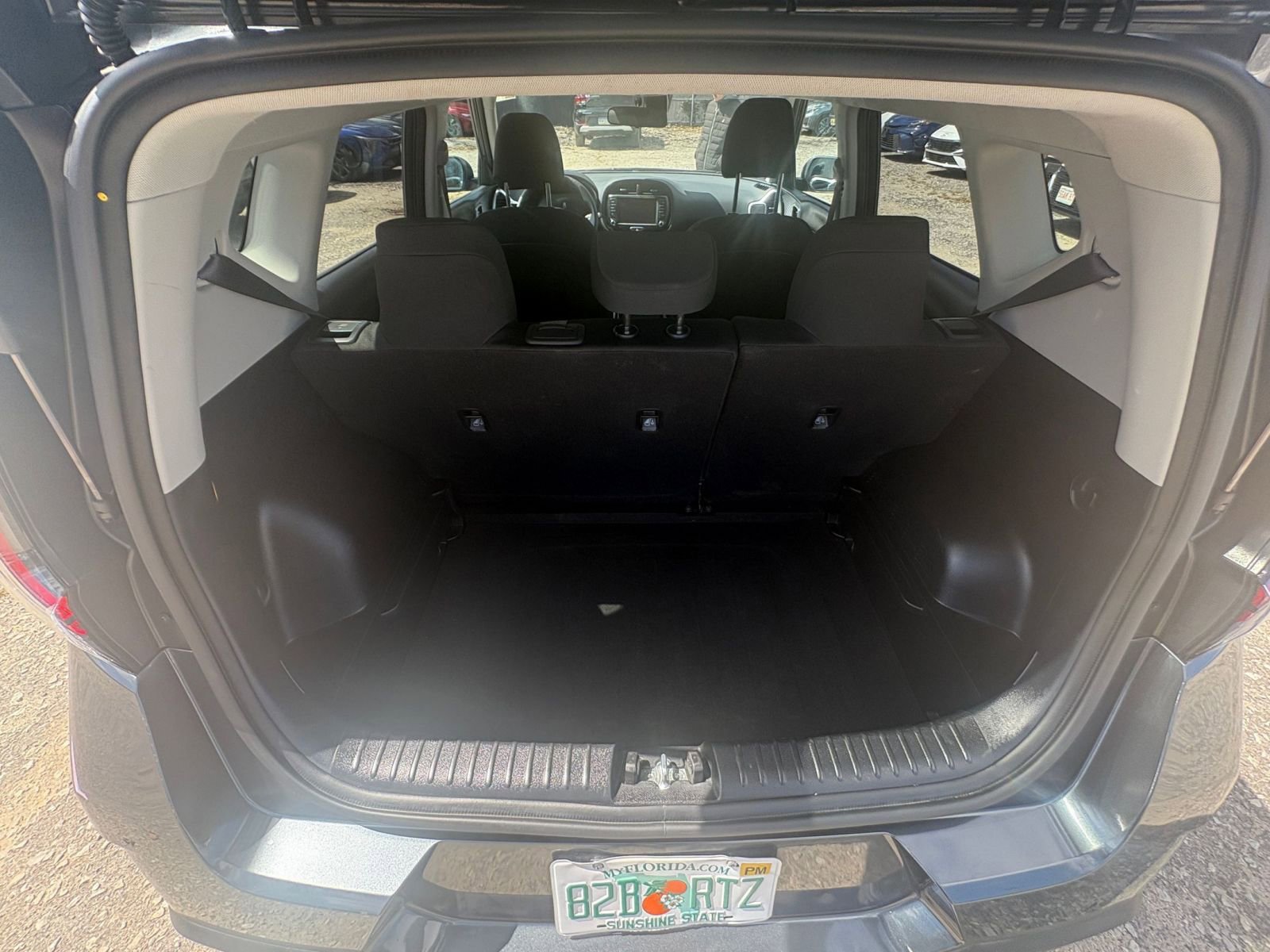 Used 2025 Kia Soul LX w/ LX Technology Package FWD image 28