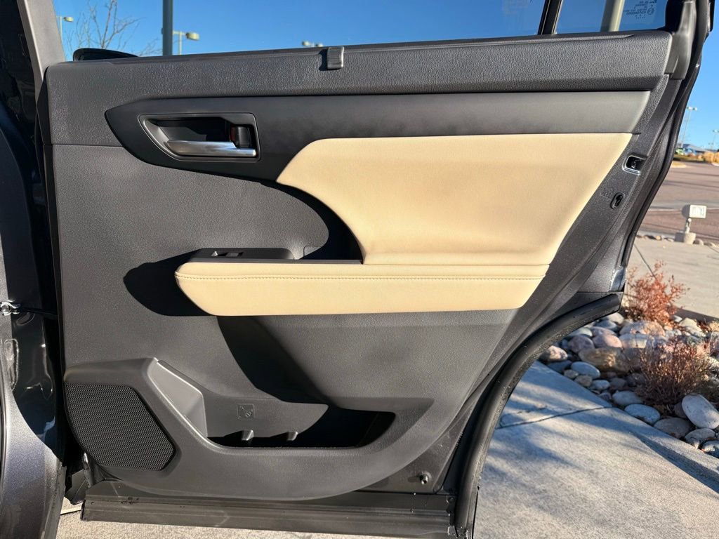 Used 2025 Toyota Highlander XLE image 26