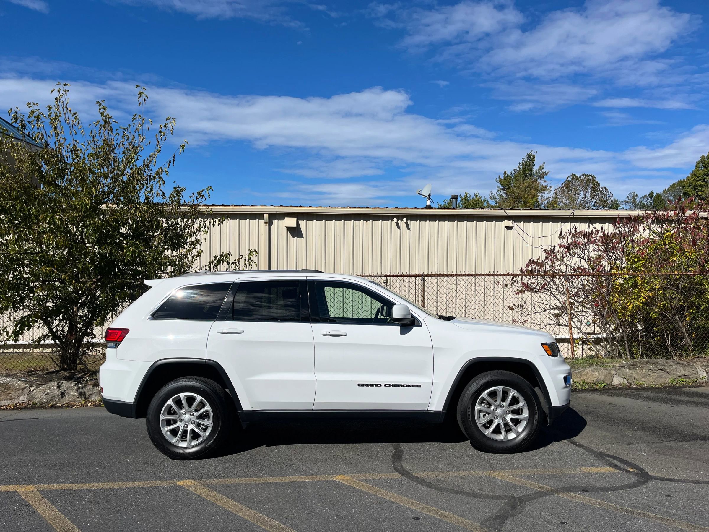 Used 2021 Jeep Grand Cherokee Laredo X image 2