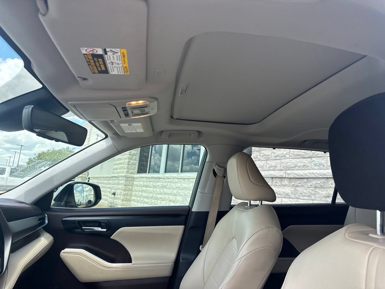 Used 2022 Toyota Highlander XLE FWD image 10