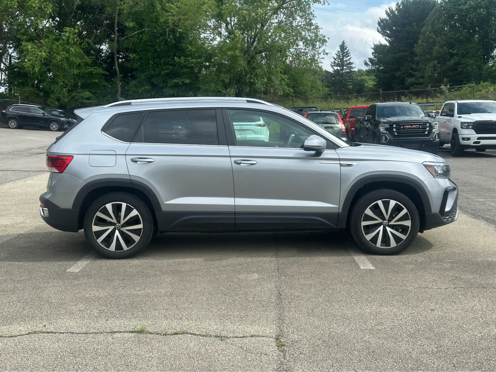 Used 2023 Volkswagen Taos SE w/ Panoramic Sunroof Package AWD/4WD image 8